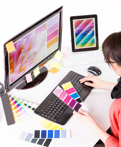 Diseñadora trabajando